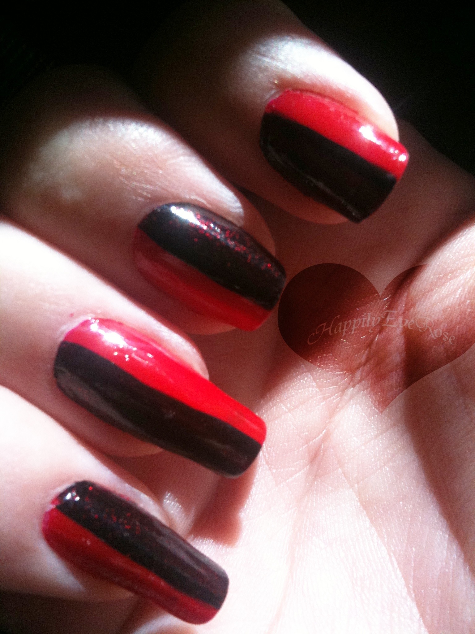 Фото ногтей красные с черным. Маникюр красный с черным. Маникюр черно красный. Красные ногти. Черно красные ногти.